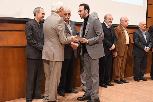 اعطای دیپلم افتخار هفدهمین جشنواره انتشارات روابط عمومی به روابط عمومی پتروپارس